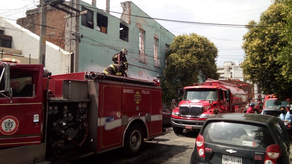 Bomberos atendiendo incendio