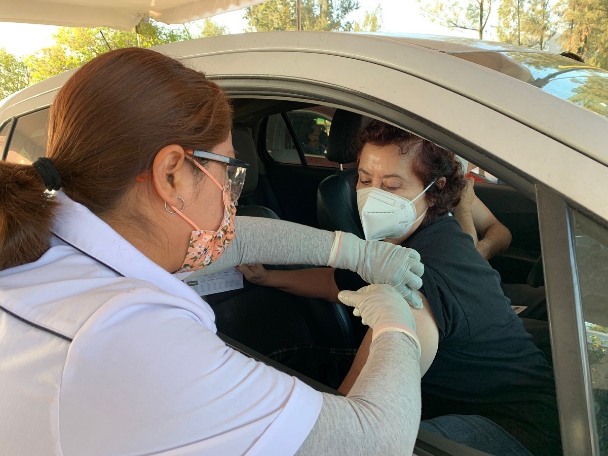 Joven recibiendo vacuna