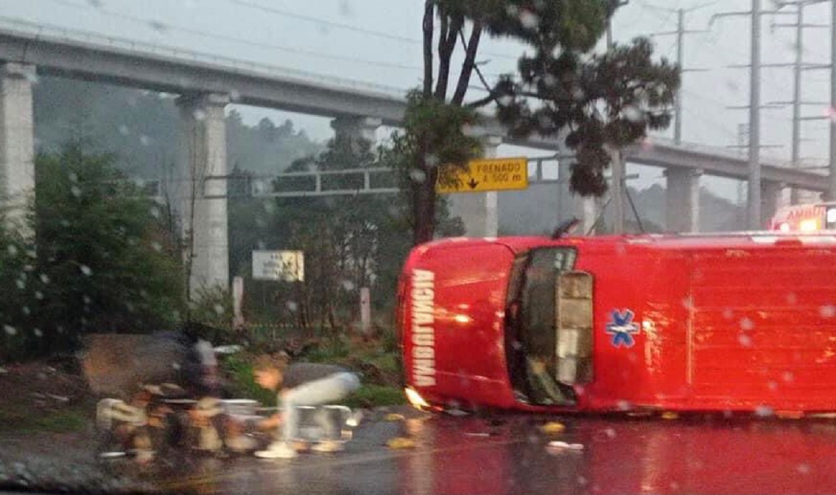 Volcadura de ambulancia en la México-Toluca deja tres personas lesionadas