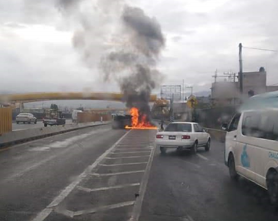 Video: Vuelca camioneta y se incendia en la autopista México-Puebla