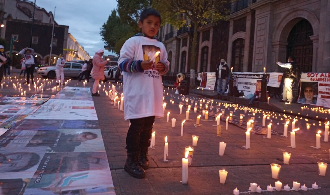 Familiares de presos inocentes rodean al Poder Judicial con la “luz de la esperanza”