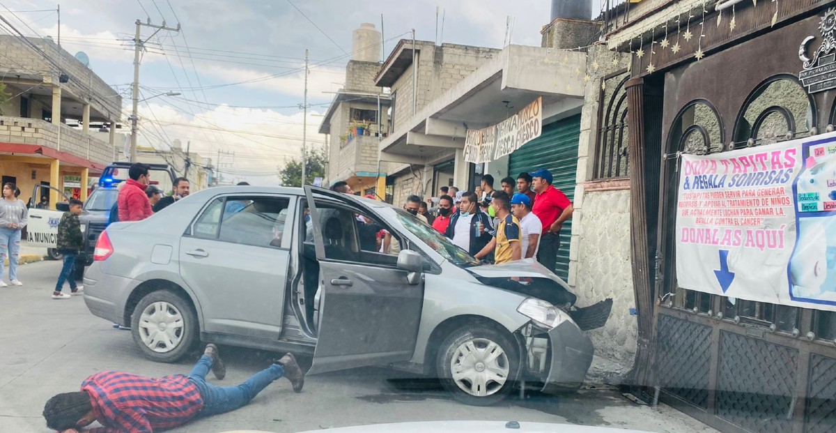 Atropellan a feligrés, chocan contra una casa y les dan una golpiza en San Mateo Atenco