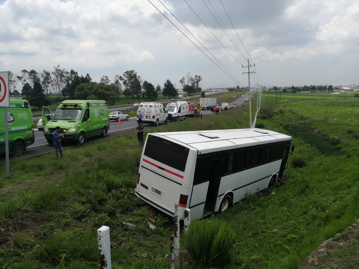 Jocotitlán: Sale autobús de carretera, cinco peregrinos resultaron heridos