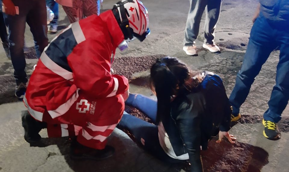 Vehículo impacta a motociclistas y deja dos heridos en Toluca