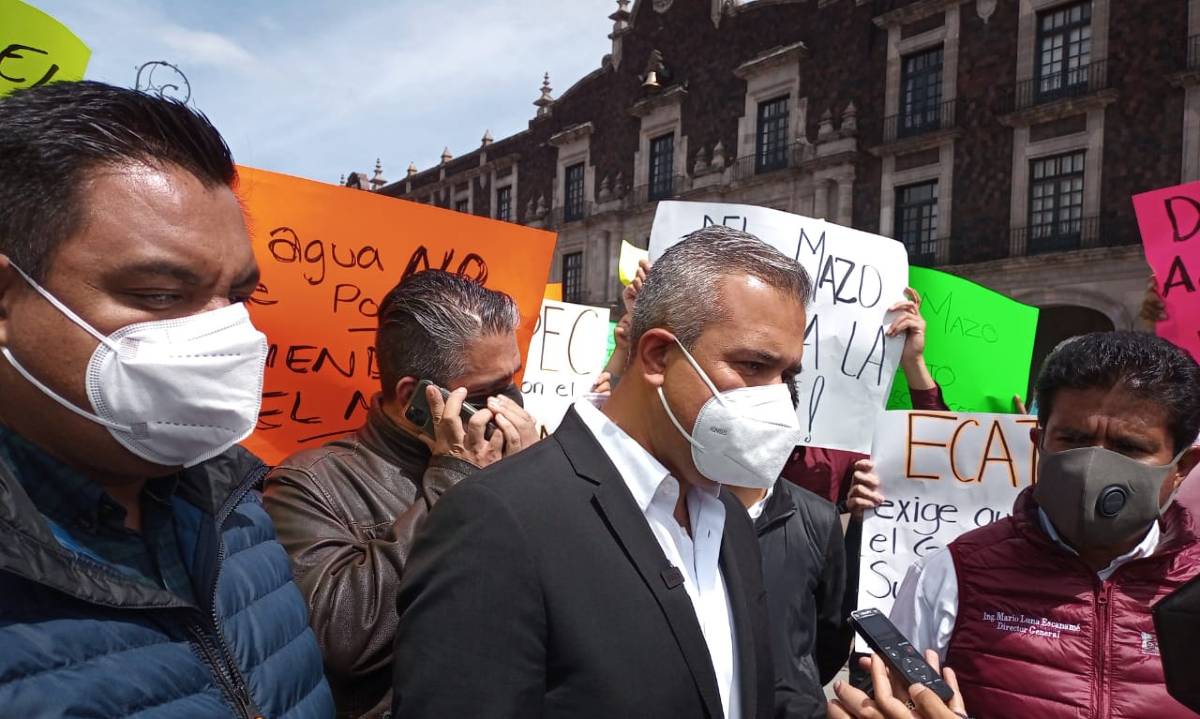 Edil de Ecatepec protesta en Toluca por falta de agua en su municipio