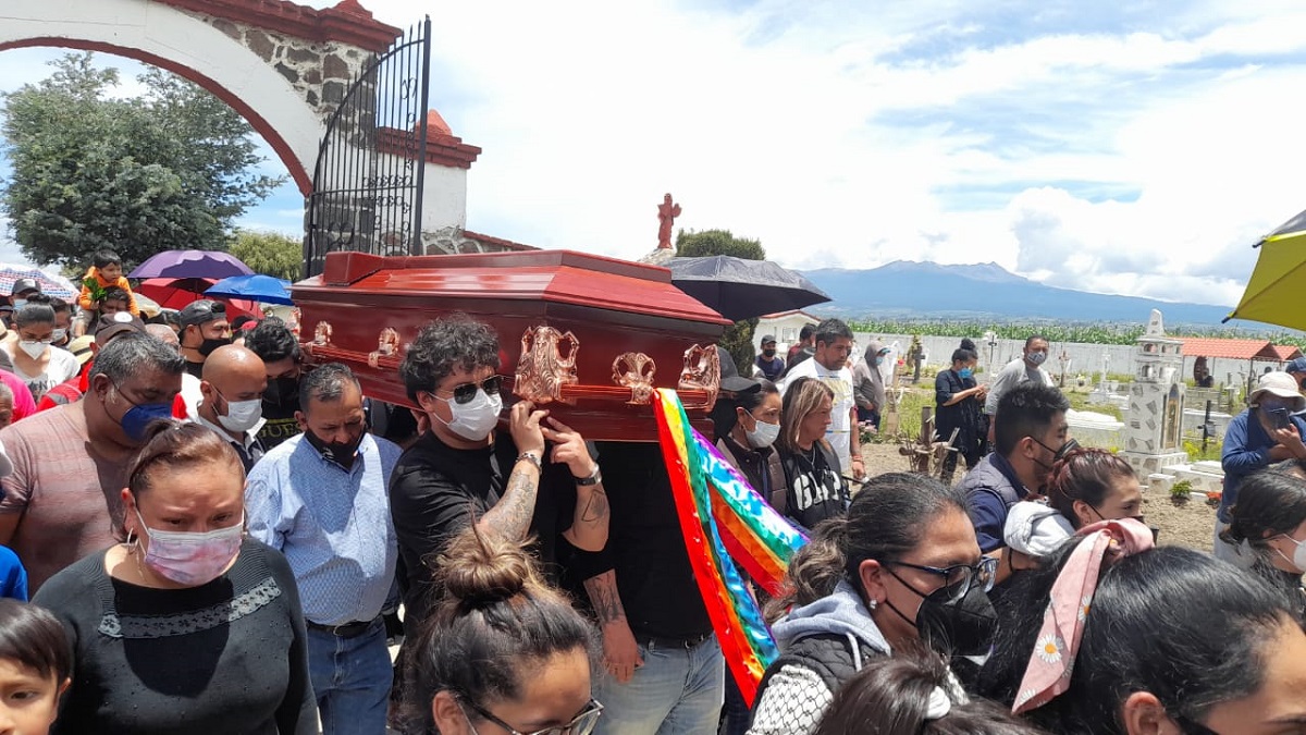 VIDEO: Entre banderas de arcoíris despiden a Aline en Mexicaltzingo