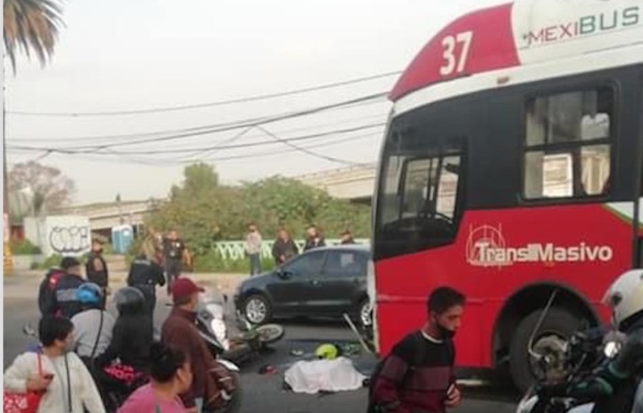 Video: Motociclista invade carril confinado y lo arrolla el Mexibús, en Ecatepec