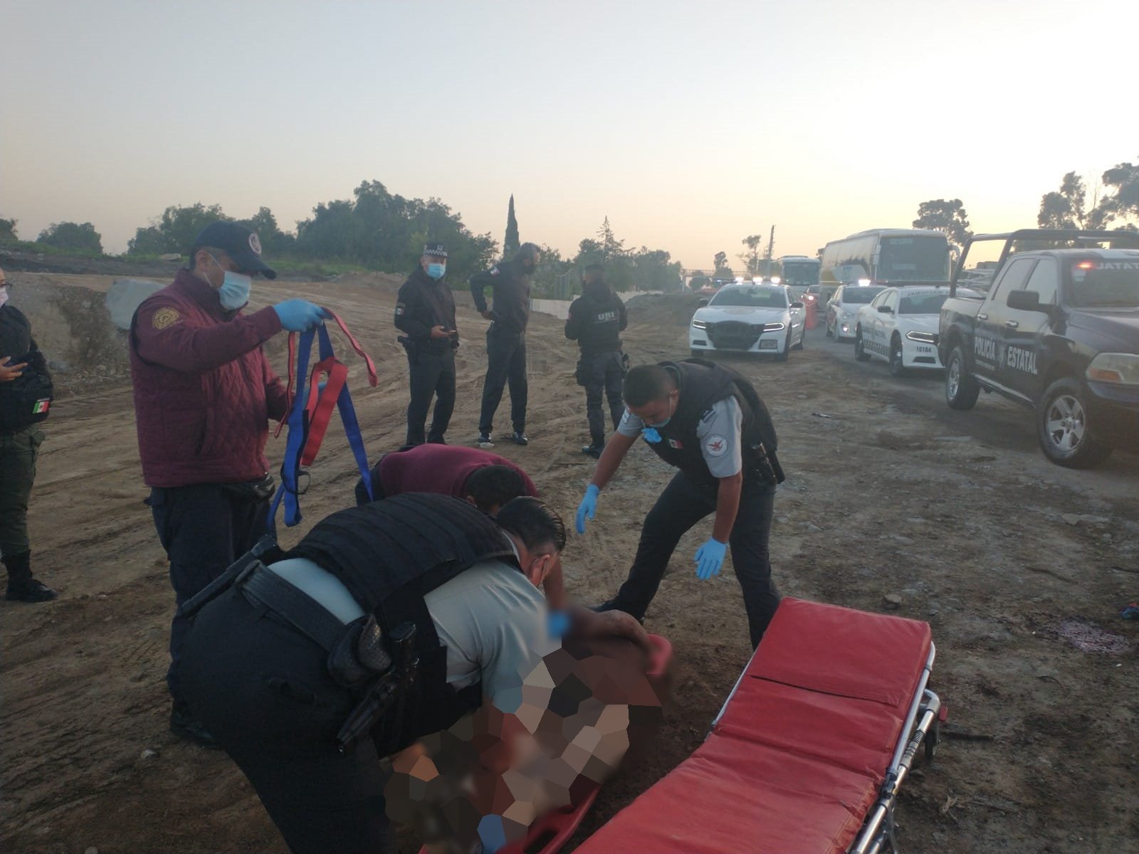 Pasajeros golpean y detienen a sujeto que intentó asaltarlos en Tecámac