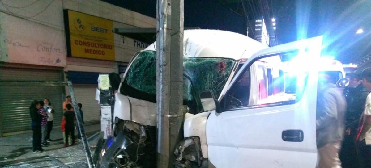 Camioneta choca contra un poste en Naucalpan, el chofer lesionado