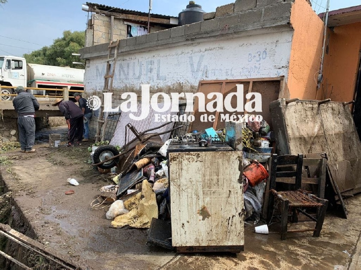 Piden ayuda familias afectadas luego del desbordamiento de río en Zinacantepec