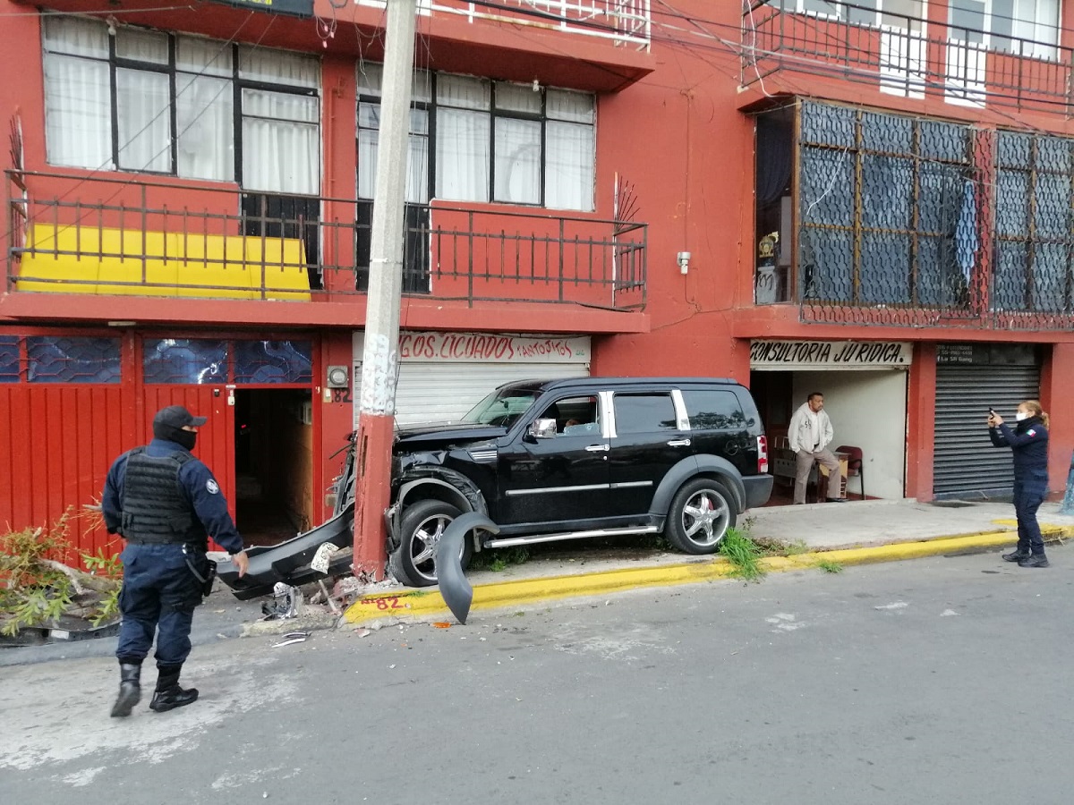 Ejecutan a un hombre a bordo de su vehículo en Nezahualcóyotl