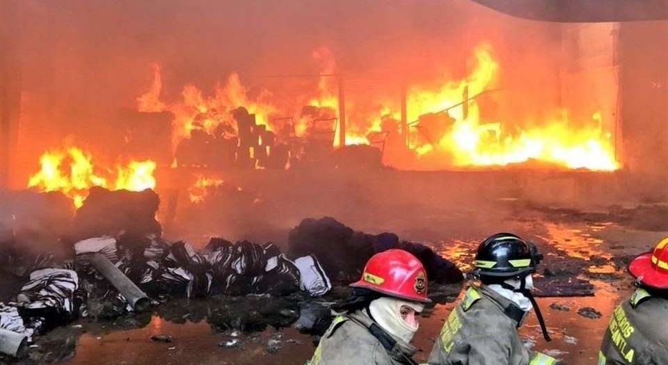 Terrible incendio en fábrica de colchones de Tultitlán