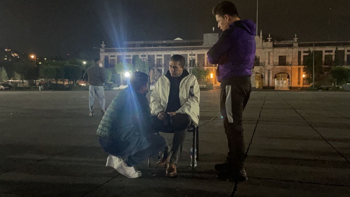 Se instala Juan Rodolfo en plantón en el zócalo capitalino para que le entreguen las participaciones