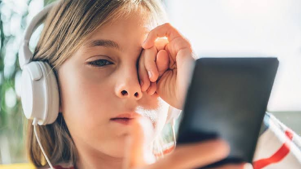 Niña con problemas de la vista