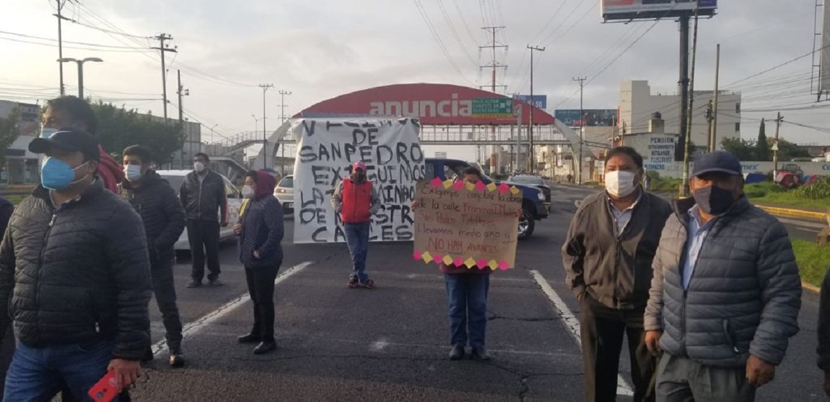 Bloquean Bulevar Aeropuerto; exigen al Ayuntamiento de Toluca concluya obra