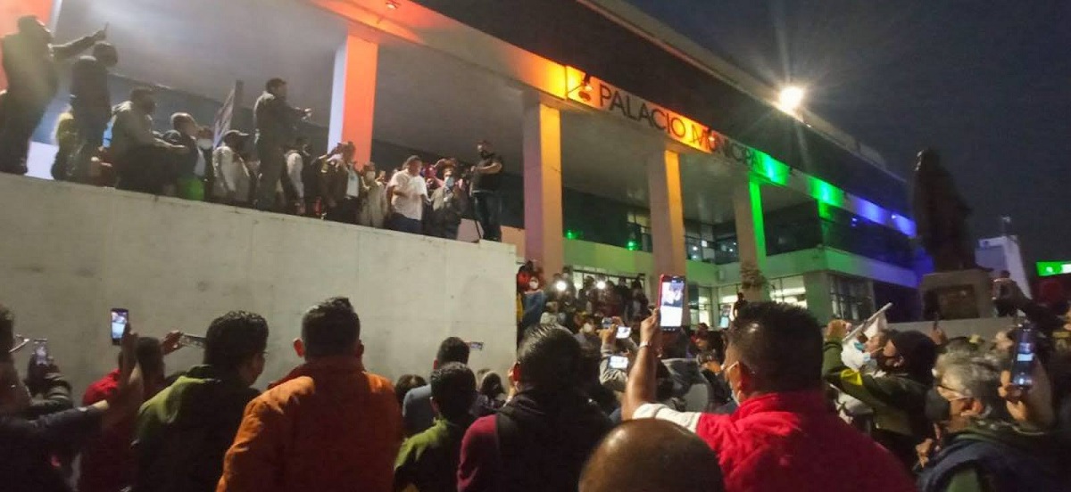 Los manifestantes frente al palacio