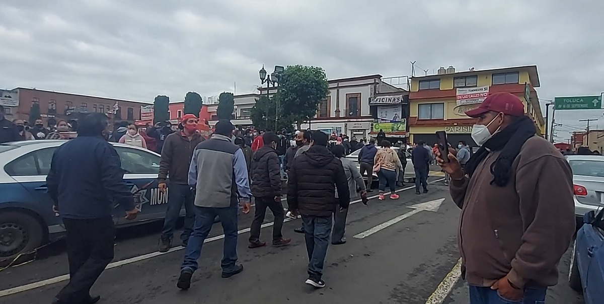 Video: Comerciantes agreden a alcalde de Santiago Tianguistenco