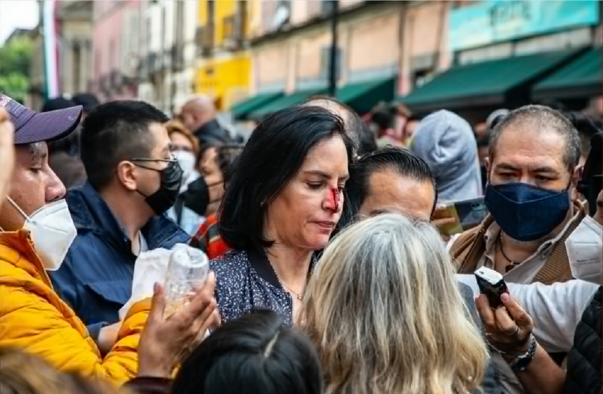 Video: Golpean a la alcaldesa electa Lía Limón afuera del Congreso de CDMX