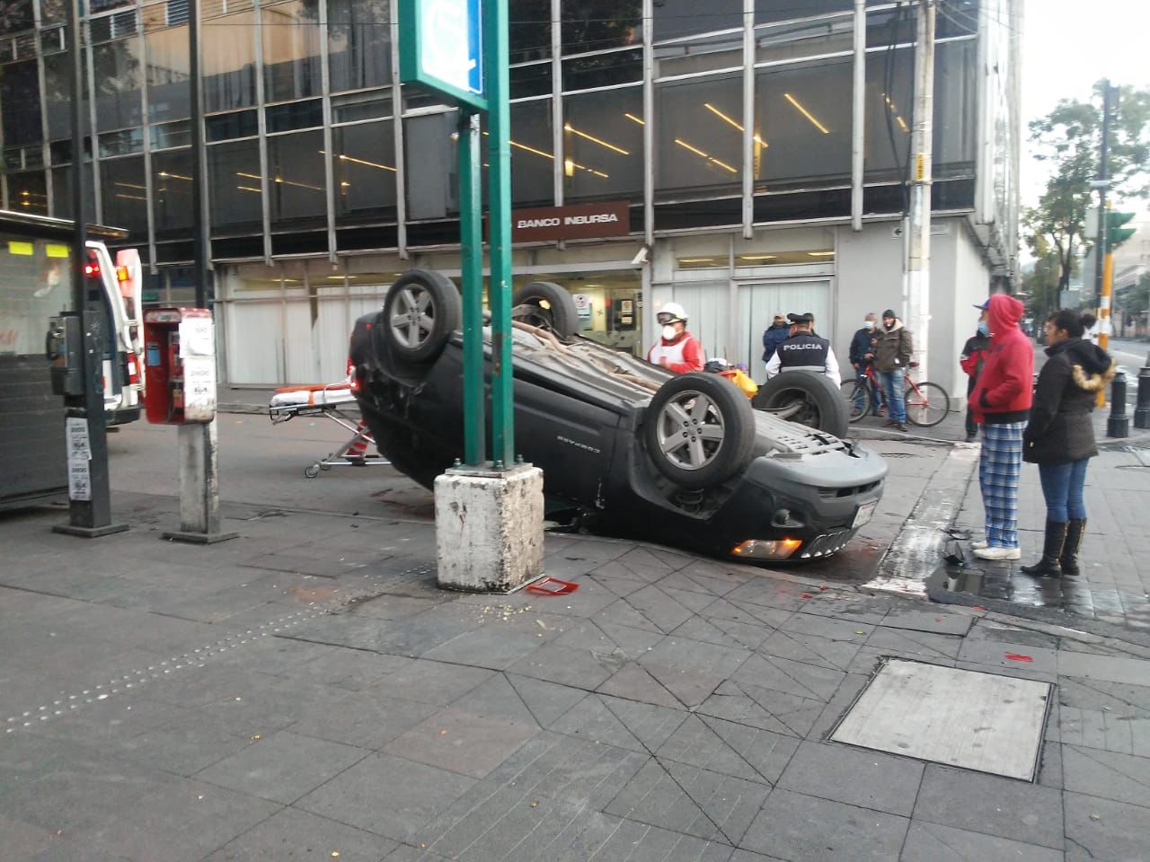 Video: Vehículo vuelca en pleno centro de Toluca