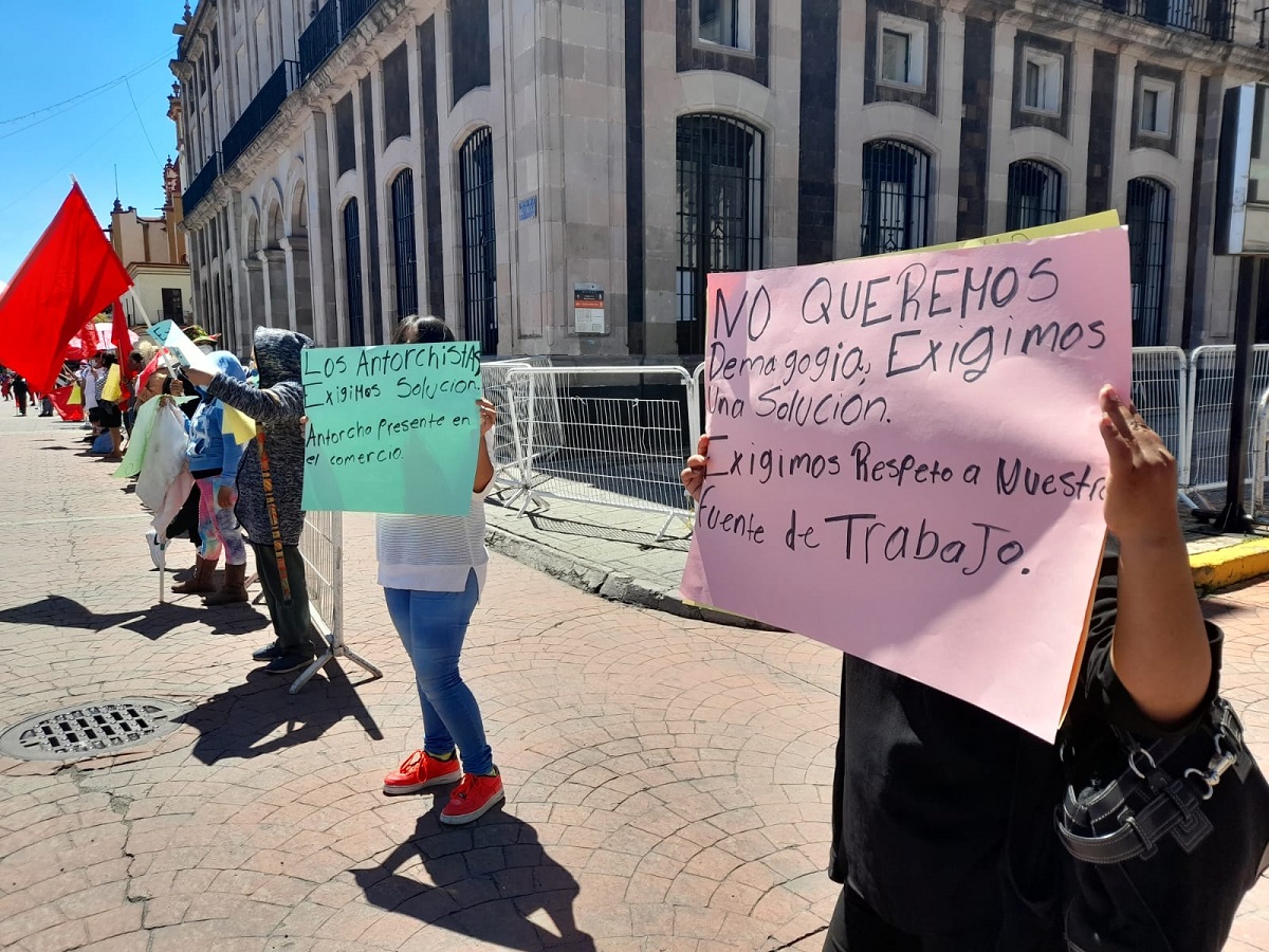 Comerciantes antorchistas bloquean avenida Independencia