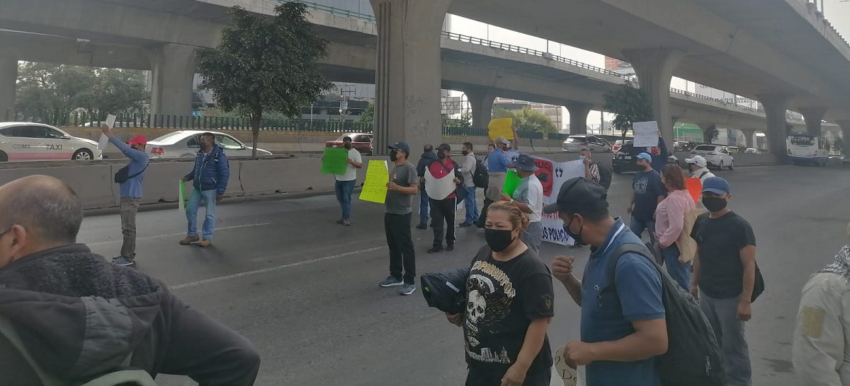 Ante falta de pago, policías municipales de Naucalpan bloquean lateral del Periférico