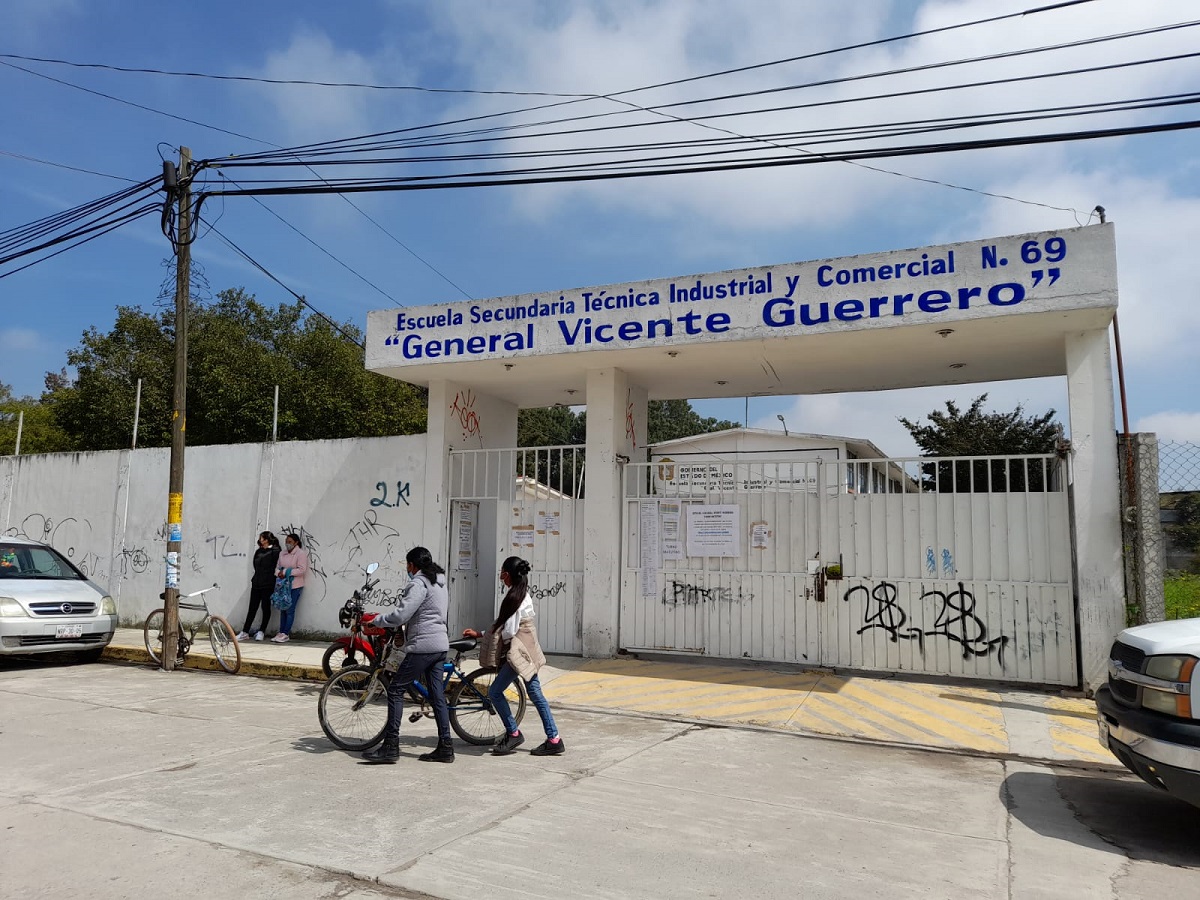 Conflicto entre director y comité de padres afecta recursos en secundaria de San Andrés Cuexcontitlán