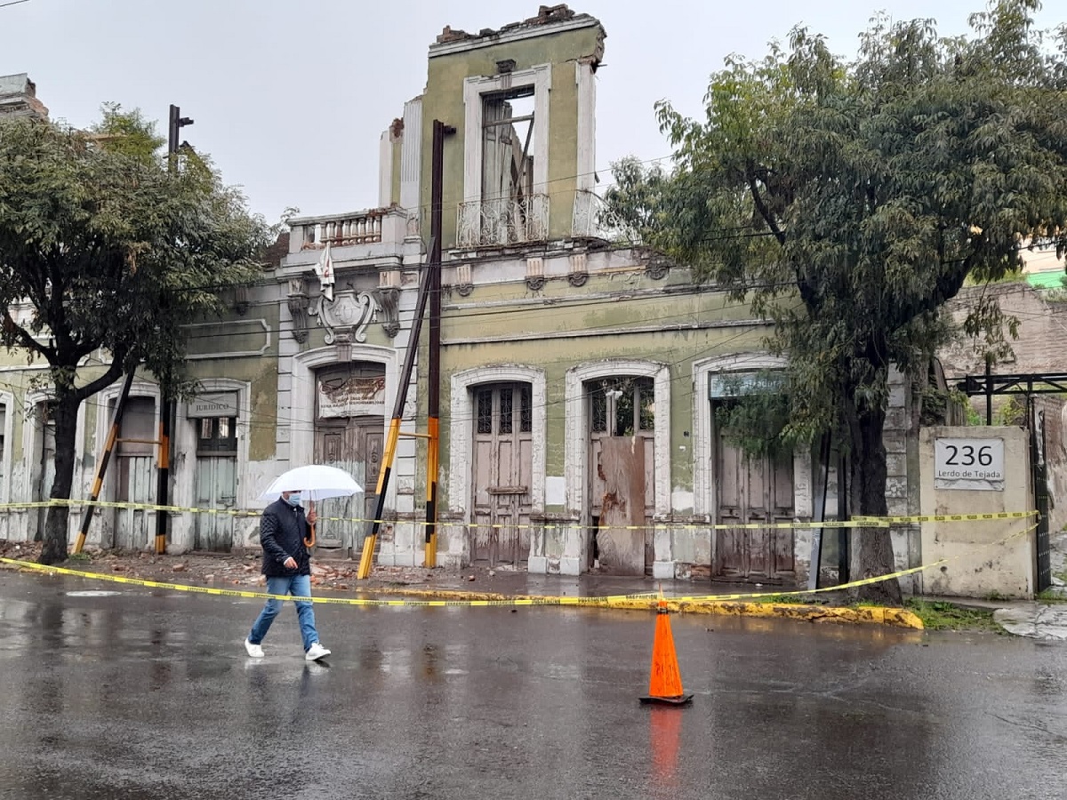 Video: Por intensas lluvias, se desploma la fachada de Casa 40 en Toluca