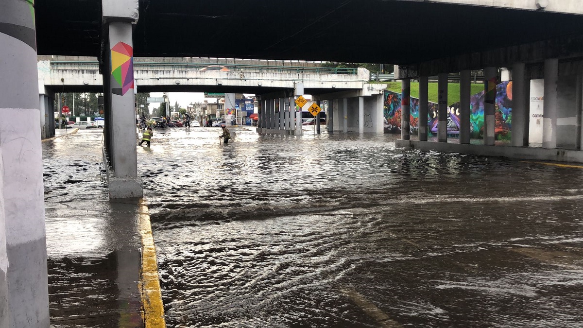 Video: Vehículos quedan varados tras fuerte lluvia en Toluca