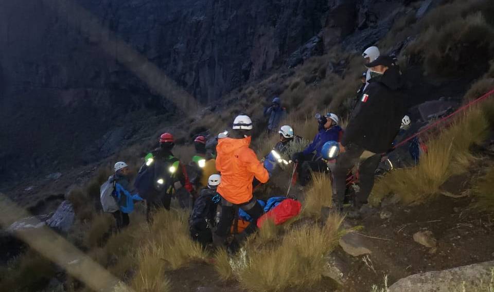 Rescatan a excursionistas lesionados en las faldas del Iztaccíhuatl