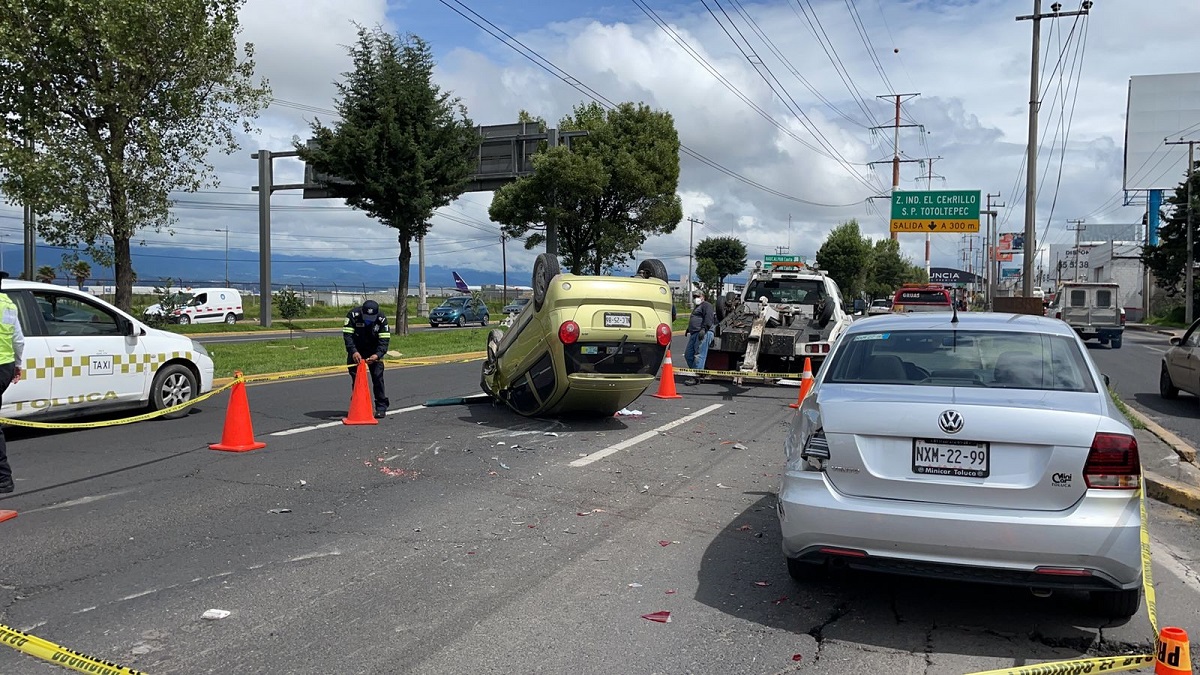 Fallece joven tras volcarse en bulevar Aeropuerto