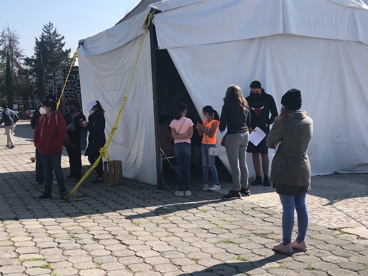 Video: Familias completas madrugan por pruebas rápidas Covid-19