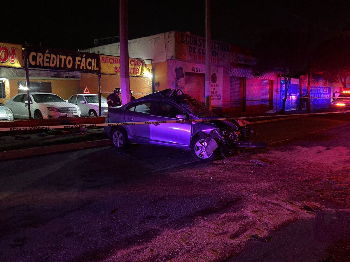 Fallece hombre al chocar contra postes de luz