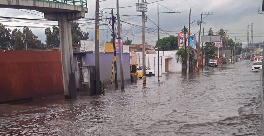 Reportan encharcamientos en zona norte de Toluca, tras lluvias de esta tarde