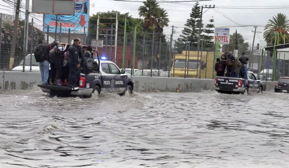 Huracán dejó varados a más de mil usuarios del Mexibús