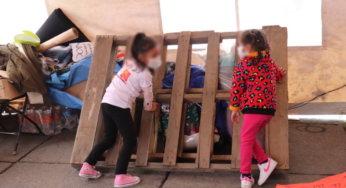 La más pequeña del plantón; niña acompaña en huelga de hambre