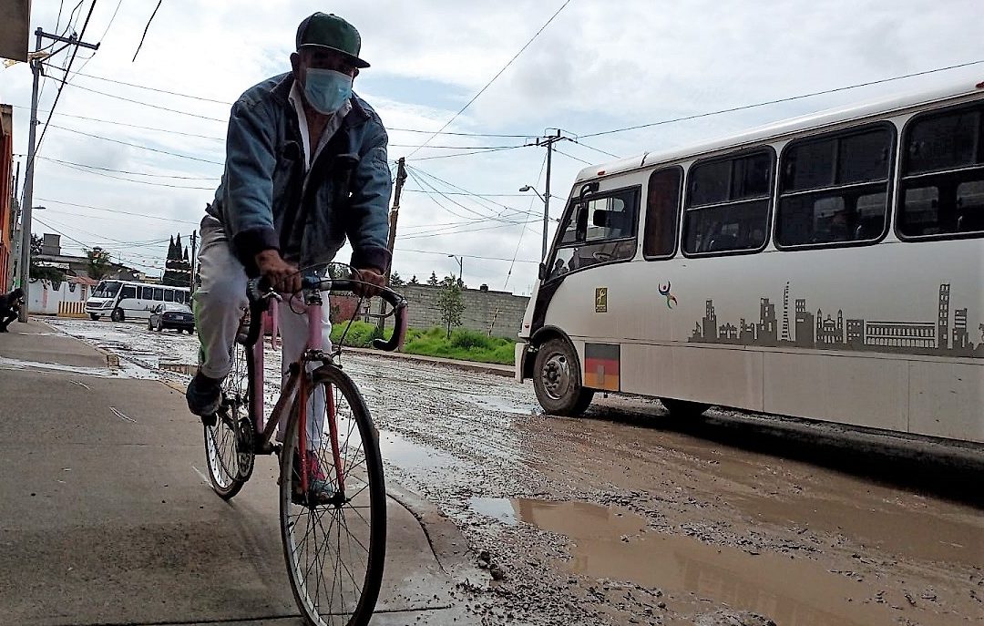 Video: Calle recién pavimentada en Toluca ya parece de terracería