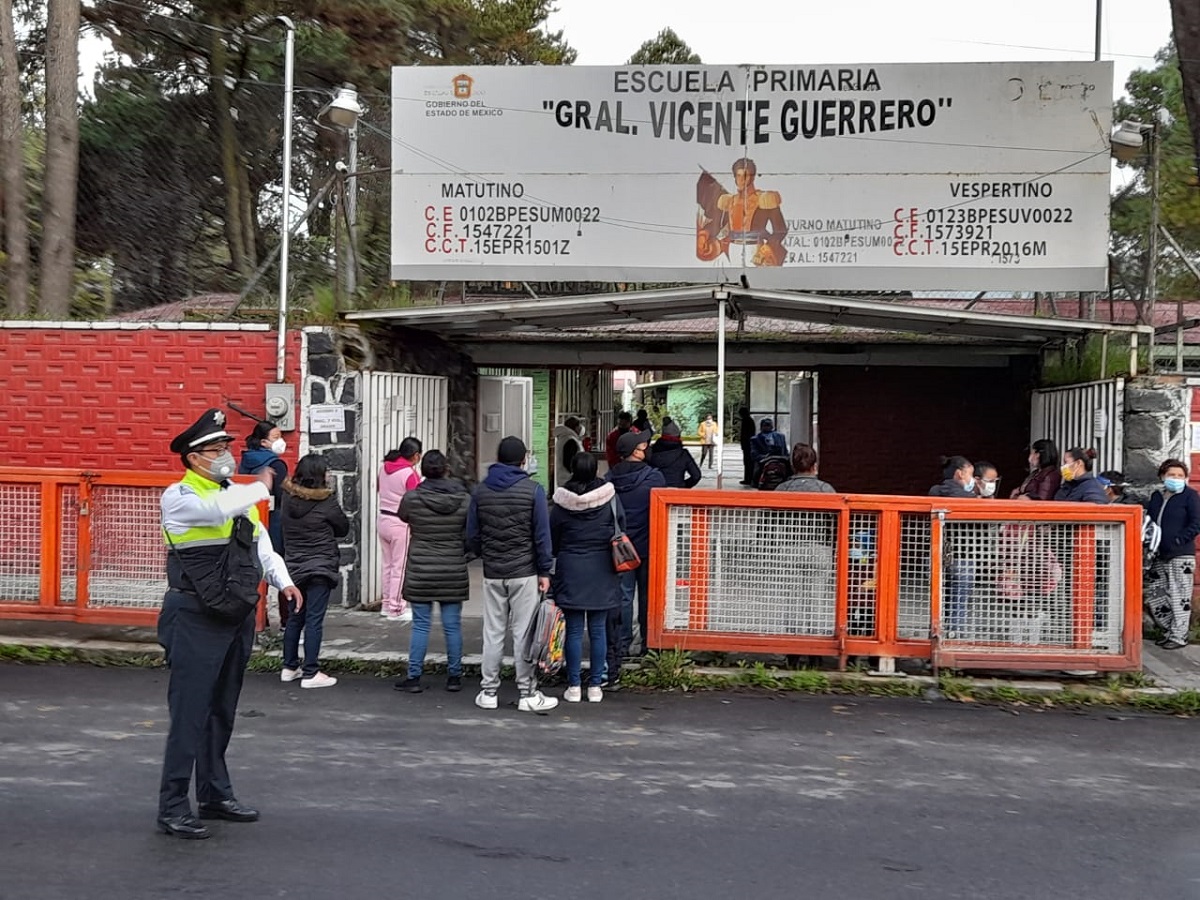 Elementos policíacos resguardan el regreso a clases presenciales