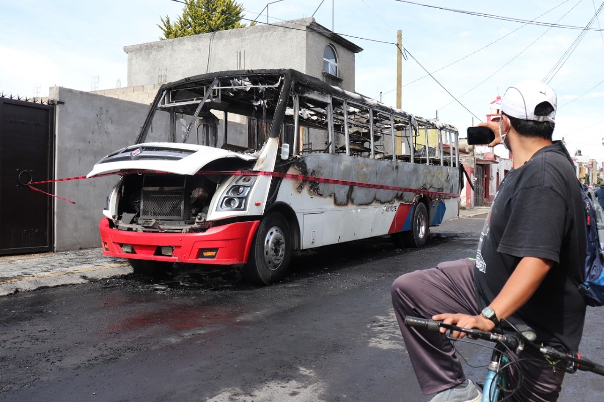 Video: Se incendia camión de pasajeros en Capultitlán, no hay lesionados