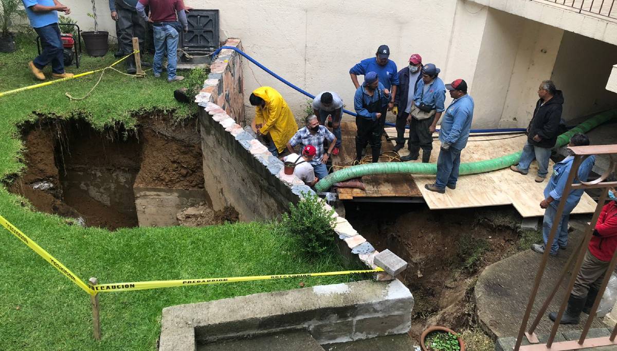 Familia de Naucalpan vive con socavón de 25 metros de profundidad en su patio