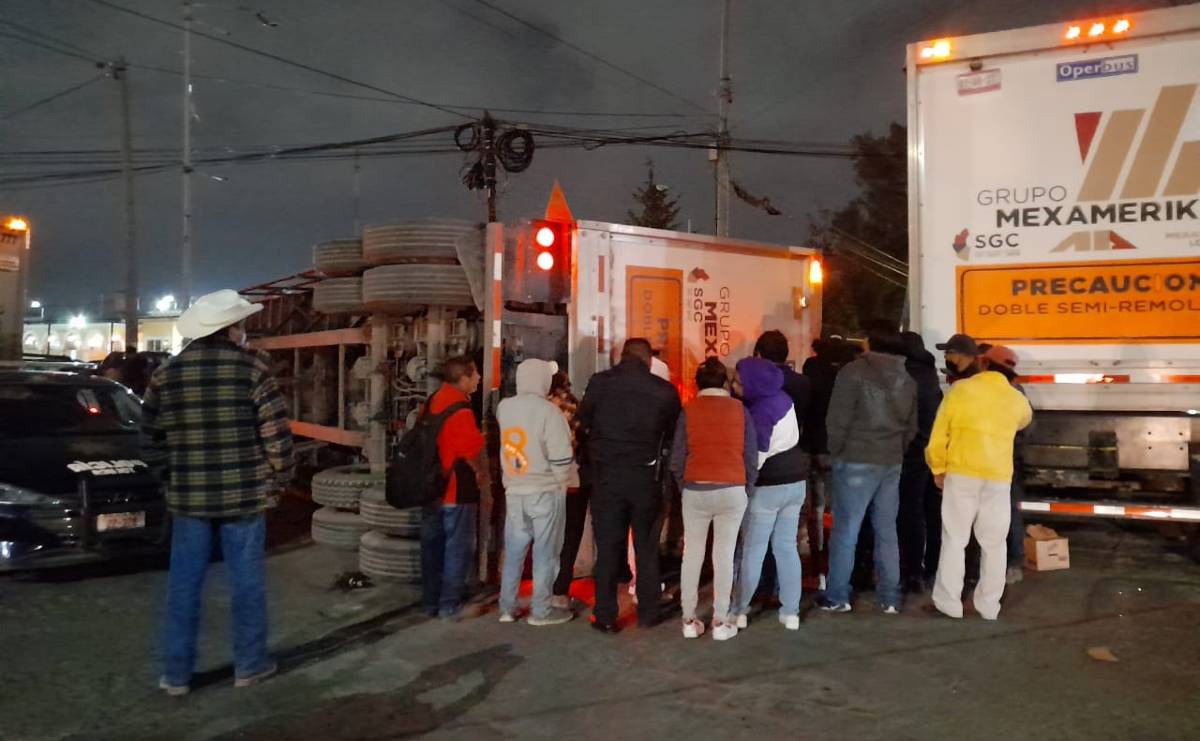 Video: Vecinos se llevan cervezas tras volcadura de tráiler en Toluca