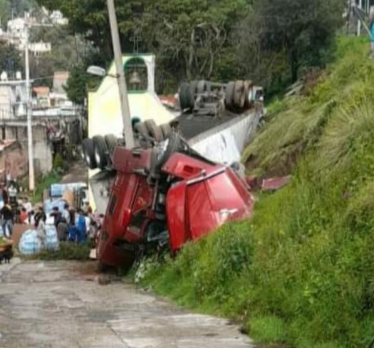 Vuelca tráiler cargado de botellas con agua en la carretera Naucalpan-Toluca