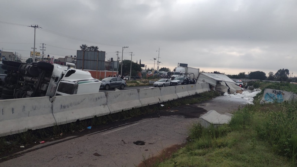 Video: Tráiler queda destrozado tras volcar en el Circuito Exterior Mexiquense