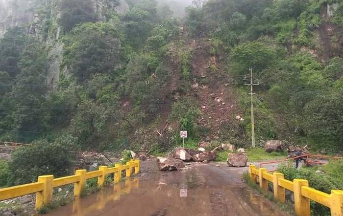 Ante deslaves, cierran carretera principal a Temascalcingo