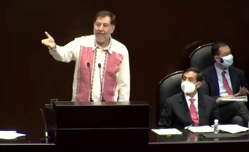 Fernández Noroña hace seña obscena a diputada panista