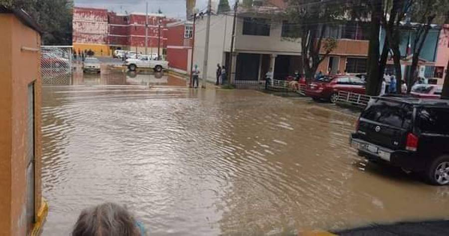 Se desborda río de los Remedios en Tlalnepantla. Afecta siete colonias