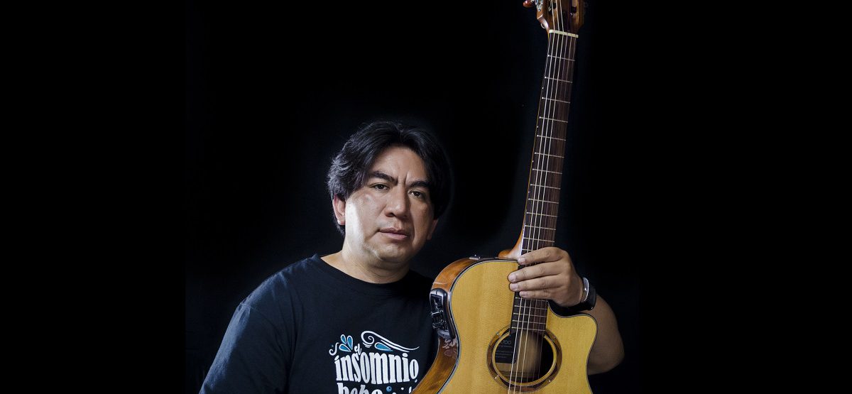 PERFILES| Pedro Almazán, la vida entre guitarra, armónica, libros y letras