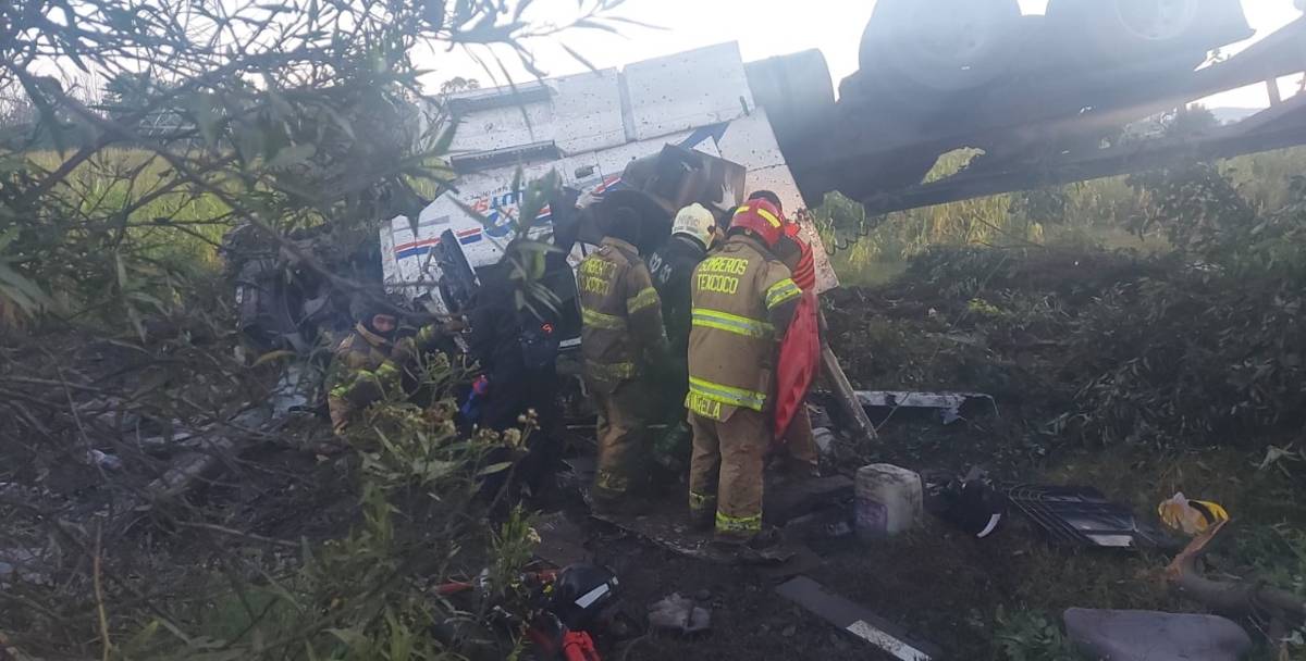 Video: Rescatan con vida a trailero que volcó en una carretera de Texcoco