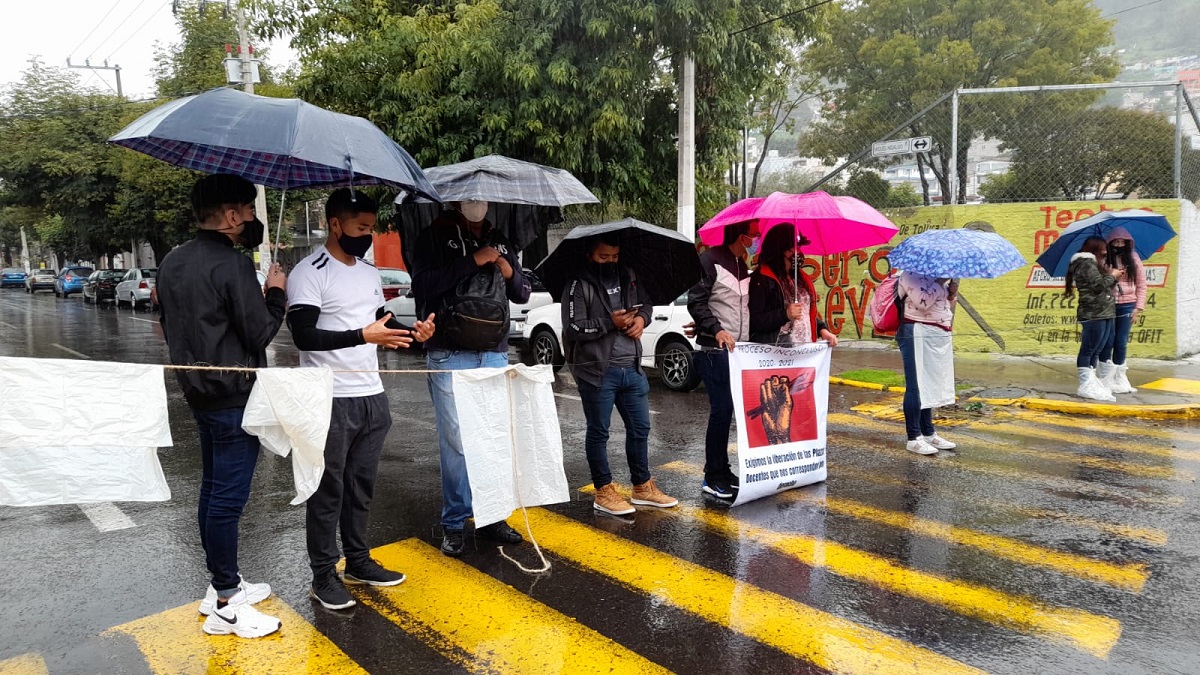 Video: Con todo y lluvia profesores bloquean calles de Toluca