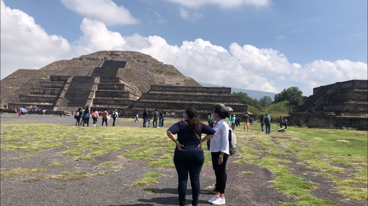 Video: Familias completas abarrotan Teotihuacán