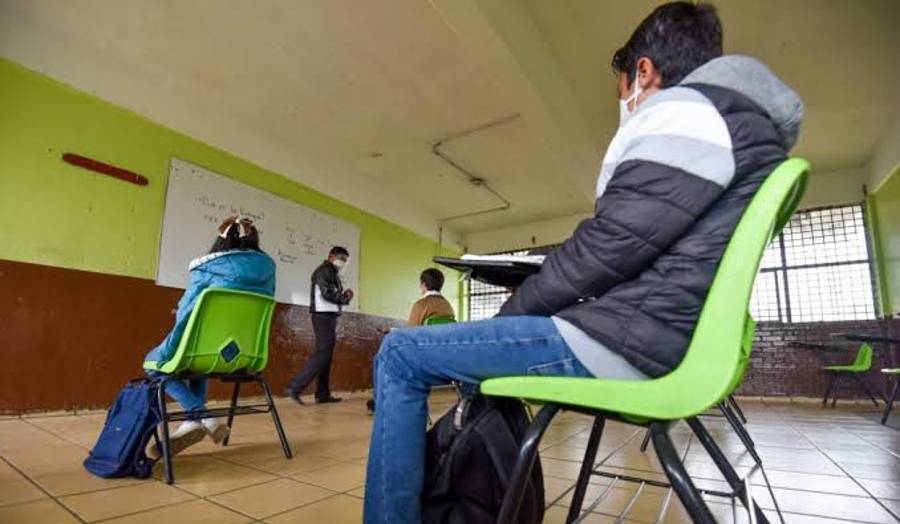 Escuelas no informan de casos Covid a padres de familia